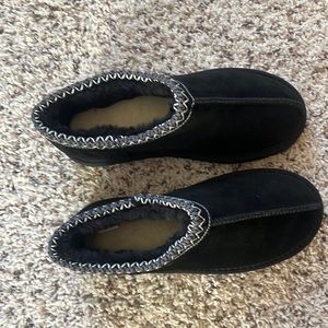 Women’s sheepskin slippers size 8. These are an off brand made to look like UGG
